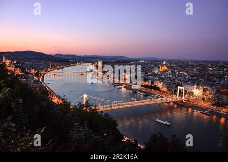 Le Danube et le paysage urbain de Budapest vus de la Citadelle à Dusk - Hongrie Banque D'Images