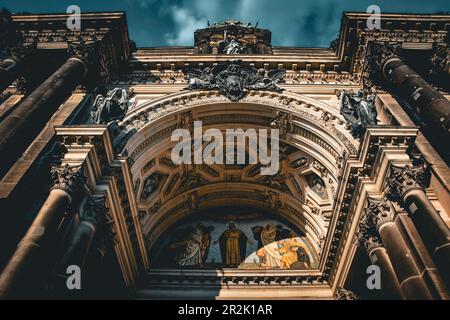 Détails de la cathédrale de Berlin (Berliner Dom) sous Moody Skies Banque D'Images