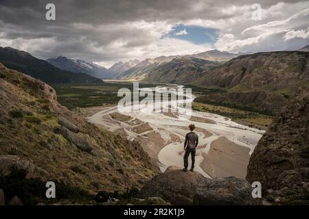 Le randonneur regarde du rocher sur la vallée de la rivière Vueltas, El Chalten, Fitz Roy Massif, province de Santa Curz, Patagonie, Argentine, Amérique du Sud Banque D'Images