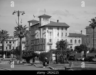 Viareggio Italie - AVRIL 30 2023: Viareggio est la célèbre station balnéaire sur la côte de la mer Ligurienne. Province Lucca région Toscane de l'Italie Banque D'Images