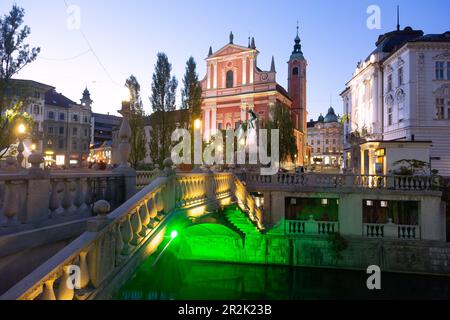 Ljubljana, Tromstovje, trois ponts, Presernov Trg, Eglise franciscaine Banque D'Images