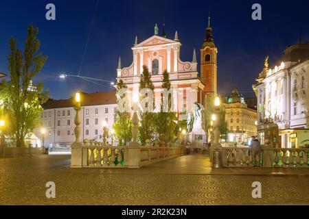 Ljubljana; Presernov Trg; Eglise franciscaine; Tromostovje Banque D'Images