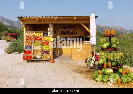 Vente de fruits, de pastèques fraîches, de raisins sur le bord de la route dans le delta de Nerevta Banque D'Images