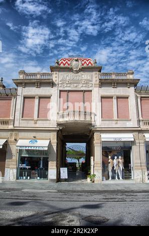 Viareggio Italie - AVRIL 30 2023: Viareggio est la célèbre station balnéaire sur la côte de la mer Ligurienne. Province Lucca région Toscane de l'Italie Banque D'Images