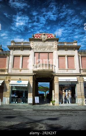 Viareggio Italie - AVRIL 30 2023: Viareggio est la célèbre station balnéaire sur la côte de la mer Ligurienne. Province Lucca région Toscane de l'Italie Banque D'Images