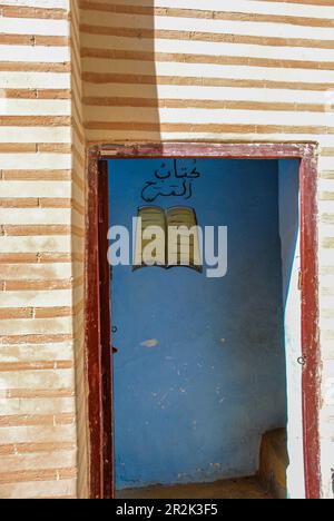 Un détail d'une porte d'entrée dans les rues de la mediana marrakech Banque D'Images