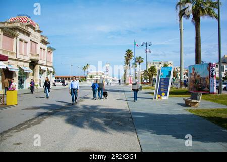 Viareggio Italie - AVRIL 30 2023: Viareggio est la célèbre station balnéaire sur la côte de la mer Ligurienne. Province Lucca région Toscane de l'Italie Banque D'Images