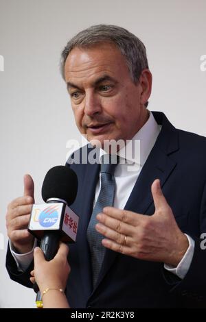 Madrid, Espagne. 18th mai 2023. L'ancien Premier ministre espagnol José Luis Rodriguez Zapatero parle lors d'une interview avec Xinhua à Madrid, Espagne, 18 mai 2023. POUR ALLER AVEC 'l'ancien PM espagnol Zapatero espère une amitié plus profonde Chine-Espagne' Credit: Meng Dingbo/Xinhua/Alay Live News Banque D'Images