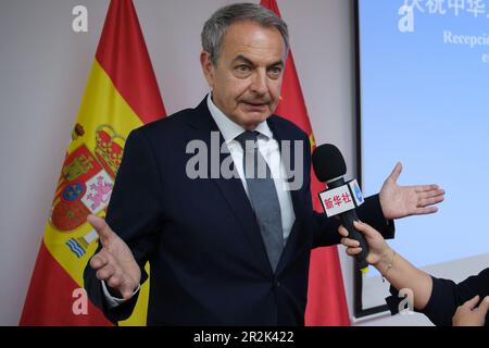 Madrid, Espagne. 18th mai 2023. L'ancien Premier ministre espagnol José Luis Rodriguez Zapatero parle lors d'une interview avec Xinhua à Madrid, Espagne, 18 mai 2023. POUR ALLER AVEC 'l'ancien PM espagnol Zapatero espère une amitié plus profonde Chine-Espagne' Credit: Meng Dingbo/Xinhua/Alay Live News Banque D'Images