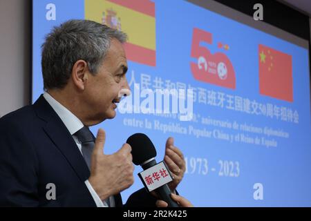 Madrid, Espagne. 18th mai 2023. L'ancien Premier ministre espagnol José Luis Rodriguez Zapatero parle lors d'une interview avec Xinhua à Madrid, Espagne, 18 mai 2023. POUR ALLER AVEC 'l'ancien PM espagnol Zapatero espère une amitié plus profonde Chine-Espagne' Credit: Meng Dingbo/Xinhua/Alay Live News Banque D'Images