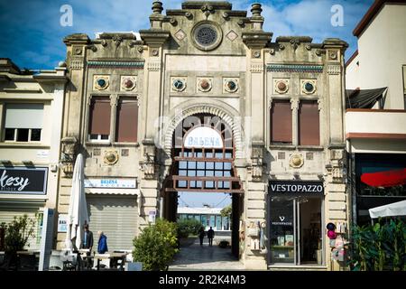 Viareggio Italie - AVRIL 30 2023: Viareggio est la célèbre station balnéaire sur la côte de la mer Ligurienne. Province Lucca région Toscane de l'Italie Banque D'Images