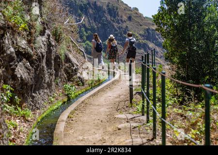 Levada do Moinho près de Ponta do sol, randonneurs (modèle sorti) Banque D'Images