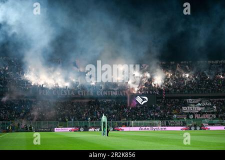 Les supporters de Palerme pendant le match de football italien série BKT Palermo FC vs Brescia au stade Renzo Barbera à Palerme, Italie, 19th mai 2023 Banque D'Images