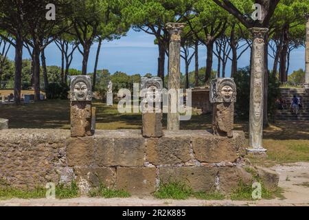 Rome, Ostia Antica, Anfiteatro, masques de théâtre, anciens ornements architecturaux du théâtre Banque D'Images