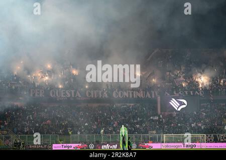 Les supporters de Palerme pendant le match de football italien série BKT Palermo FC vs Brescia au stade Renzo Barbera à Palerme, Italie, 19th mai 2023 Banque D'Images