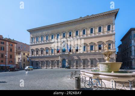 Rome, Piazza Farnese, Palazzo Farnese, fontaines avec baignoires en granit Banque D'Images