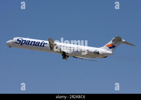 Spanair McDonnell Douglas MD-83 (DC-9-83) (REG: EC-GNY) décollage de la piste 31. Banque D'Images