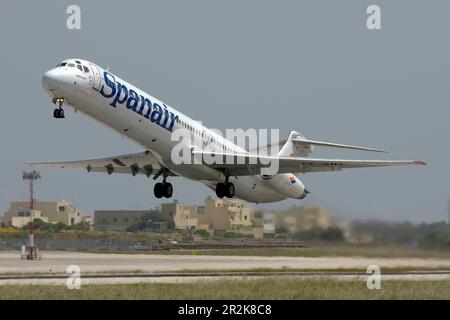 Spanair McDonnell Douglas MD-83 (DC-9-83) (REG: EC-GNY) décollage de la piste 31. Banque D'Images