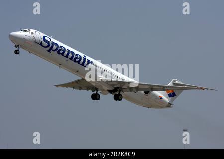 Spanair McDonnell Douglas MD-83 (DC-9-83) (REG: EC-GNY) décollage de la piste 31. Banque D'Images