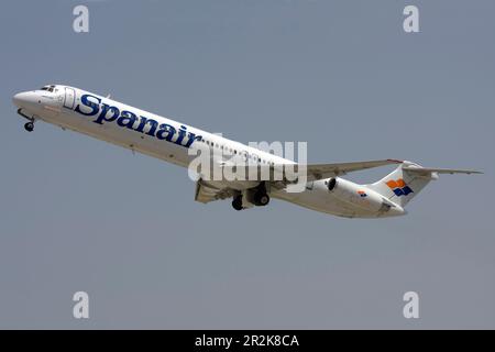 Spanair McDonnell Douglas MD-83 (DC-9-83) (REG: EC-GNY) décollage de la piste 31. Banque D'Images