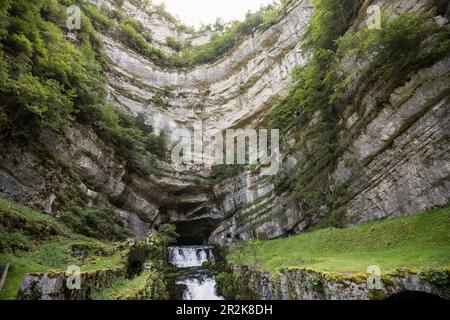 Source de la Loue, Loue, Mouthier-haute-Pierre, Département du Doubs, Bourgogne-Franche-Comté, Jura, France Banque D'Images