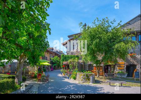 Allée en Yvoire, département de haute-Savoie, Auvergne-Rhône-Alpes, France Banque D'Images