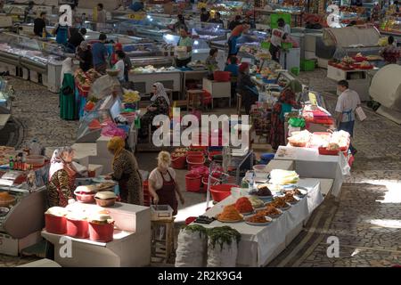 TACHKENT, OUZBÉKISTAN - 16 SEPTEMBRE 2022 : dans le pavillon du marché de la ville de Chorsu Banque D'Images
