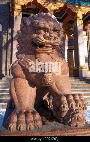 SAINT-PÉTERSBOURG, RUSSIE - 12 FÉVRIER 2023 : sculpture du lion gardien de près. Temple bouddhiste du Datsan Gunzechoyney Banque D'Images