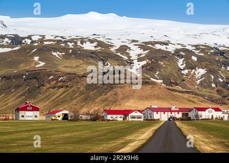 Route menant à la ferme de Thorvaldseyri, la célèbre ferme située juste en face du glacier et volcan Eyjafjallajökull, en Islande Banque D'Images