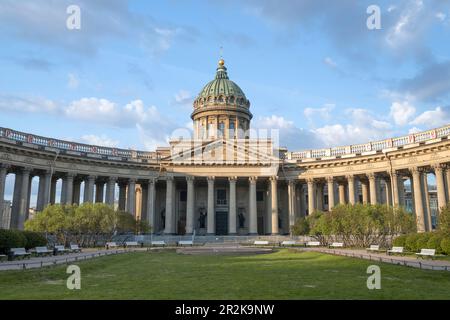 SAINT-PÉTERSBOURG, RUSSIE - 13 MAI 2023 : matin ensoleillé à la cathédrale de l'icône Kazan de la mère de Dieu Banque D'Images