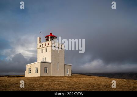 Vue panoramique du phare historique de Dyrhólaeyjarviti sur la péninsule de Dyrhólaey, en Islande, près de Vík í Mýrdal et de la route 1 / périphérique Banque D'Images