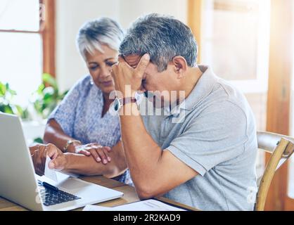 Dette, stress et couple senior avec factures financières, documents administratifs et documents d'assurance sur ordinateur portable. Retraite, anxiété et personnes âgées, homme et femme s'inquiètent Banque D'Images