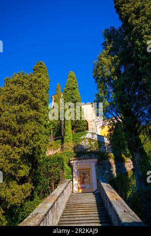 Eglise Santa Maria del Sasso contre le ciel bleu clair sur la montagne en une journée ensoleillée à Morcote, Tessin en Suisse. Banque D'Images