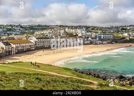 Vue sur la plage de Porthmeor vue depuis la péninsule de l'île, Cornouailles, Angleterre, Royaume-Uni Banque D'Images