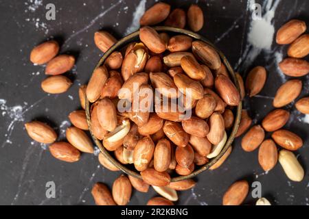 Arachides. Arachides pelées dans un bol. super-alimentation. Concept de cuisine végétarienne. des collations saines. Vue de dessus Banque D'Images