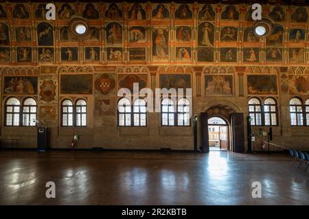 Fresques intérieures dans la grande salle du Palazzo della Ragione à Padoue, Italie. Banque D'Images