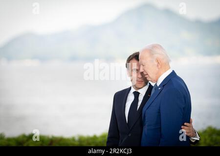 Le président français Emmanuel Macron (à gauche) parle avec les États-Unis Le président Joe Biden lors d'une photo de famille à l'hôtel Grand Prince, lors du Sommet de G7 à Hiroshima, au Japon. Date de la photo: Samedi 20 mai 2023. Banque D'Images