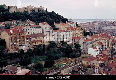 CASTILLO DE SAN JORGE VISTO DESDE EL MONASTERIO DEL CARMEN - FOTO AÑOS 60. Emplacement : EXTÉRIEUR. LISBONNE. PORTUGAL. Banque D'Images