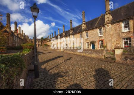 Admirez l'ancienne voie de Vicar à Wells, Somerset, Angleterre, sous le soleil et dans des nuages puffy. Banque D'Images