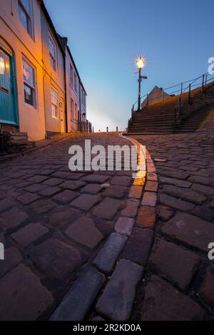 Couloir du soir à Whitby, Yorkshire, Angleterre, Royaume-Uni. Déserté, illuminé. Banque D'Images