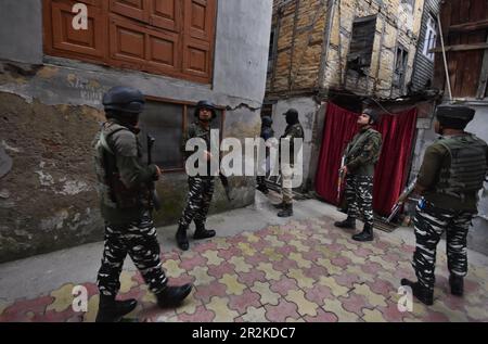 Srinagar, Inde. 19th mai 2023. Les soldats de l'armée indienne effectuent des recherches à l'intérieur de maisons résidentielles avant la rencontre de G20 à Srinagar sur 19 mai 2023. (Photo de Mubashir Hassan/Pacific Press) Credit: Pacific Press Media production Corp./Alay Live News Banque D'Images