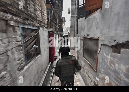 Srinagar, Inde. 19th mai 2023. Les soldats de l'armée indienne effectuent des recherches à l'intérieur de maisons résidentielles avant la rencontre de G20 à Srinagar sur 19 mai 2023. (Photo de Mubashir Hassan/Pacific Press) Credit: Pacific Press Media production Corp./Alay Live News Banque D'Images