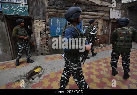 Srinagar, Inde. 19th mai 2023. Les soldats de l'armée indienne effectuent des recherches à l'intérieur de maisons résidentielles avant la rencontre de G20 à Srinagar sur 19 mai 2023. (Photo de Mubashir Hassan/Pacific Press) Credit: Pacific Press Media production Corp./Alay Live News Banque D'Images