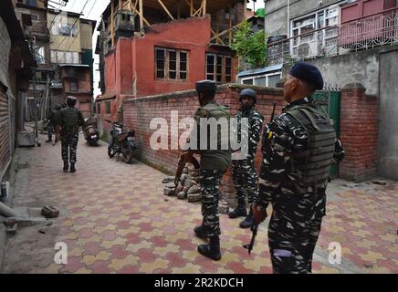 Srinagar, Inde. 19th mai 2023. Les soldats de l'armée indienne effectuent des recherches à l'intérieur de maisons résidentielles avant la rencontre de G20 à Srinagar sur 19 mai 2023. (Photo de Mubashir Hassan/Pacific Press) Credit: Pacific Press Media production Corp./Alay Live News Banque D'Images