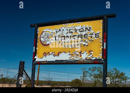 Signe coloré de compagnie d'altération contre un ciel bleu profond, Wickenburg, Arizona, États-Unis Banque D'Images