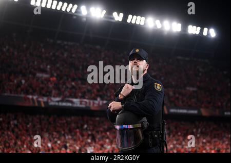 Séville, Espagne. 18 mai 2023. Un policier est vu lors du match de football semi-fin de la deuxième jambe de l'UEFA Europa League entre le Sevilla FC et le Juventus FC. Credit: Nicolò Campo/Alay Live News Banque D'Images