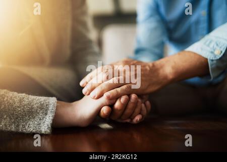Tenir les mains, le couple senior et le soutien d'assurance-vie avec gentillesse dans une maison. La maison, l'amour et les personnes âgées avec de l'empathie, de l'espoir et de la confiance Banque D'Images