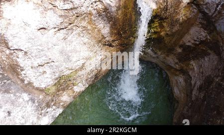 Cadini de Brenton, Italien - Kleine Wasserfälle in einem Bergtal bilden einen Wasserlauf, der mehrere Gumpen im Fels miteinander verbindet. Banque D'Images