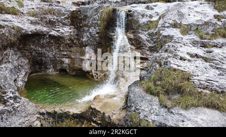 Cadini de Brenton, Italien - Kleine Wasserfälle in einem Bergtal bilden einen Wasserlauf, der mehrere Gumpen im Fels miteinander verbindet. Banque D'Images