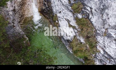 Cadini de Brenton, Italien - Kleine Wasserfälle in einem Bergtal bilden einen Wasserlauf, der mehrere Gumpen im Fels miteinander verbindet. Banque D'Images